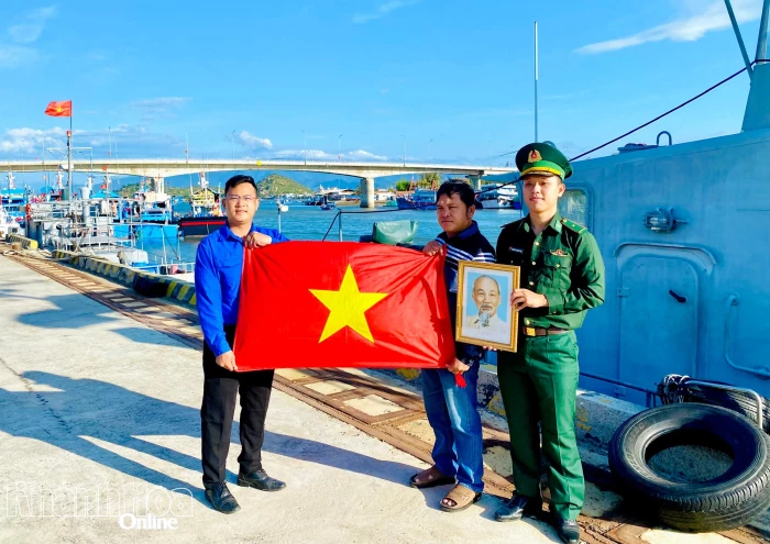 Tặng 100 lá cờ Tổ quốc cho ngư dân phường Ninh Chử