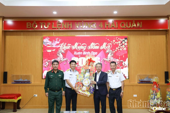 Phó Chủ tịch UBND tỉnh Khánh Hòa Trần Hòa Nam thăm, chúc Tết các đơn vị trực chiến tại Vùng 4 Hải quân