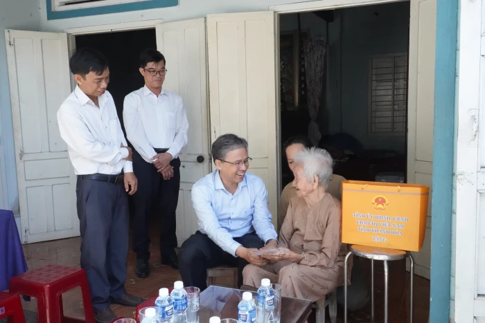 Phó Chủ tịch UBND tỉnh Trần Hoà Nam thăm, tặng quà gia đình người có công với cách mạng