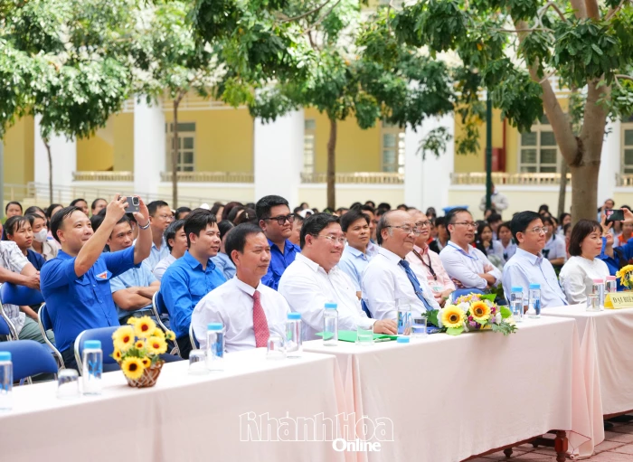 Tuyên dương học sinh xuất sắc, trao học bổng và trồng cây hưởng ứng Tháng Thanh niên