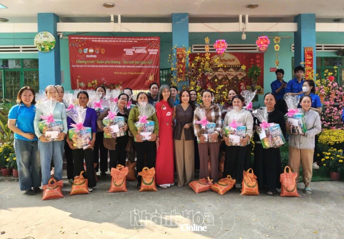 Xã Phước Hậu phối hợp trao 650 suất quà Tết cho học sinh, đồng bào Raglai có hoàn cảnh khó khăn