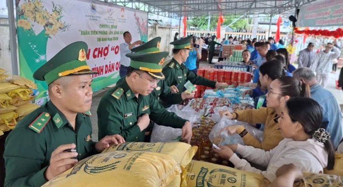 Bộ đội Biên phòng tỉnh Khánh Hòa phối hợp tổ chức "Phiên chợ 0 đồng - Ấm tình quân dân” tại phường Đông Ninh Hòa
