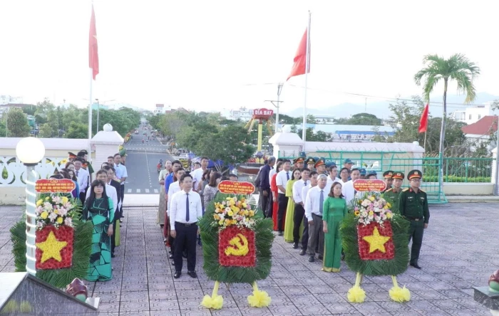 Dâng hương, dâng hoa tại Tượng đài Bác Hồ và Đài tưởng niệm nghĩa trang liệt sĩ, phường Cam Ranh
