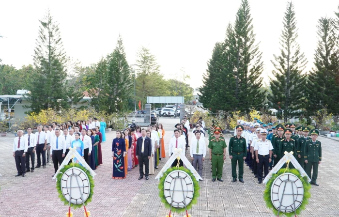 Xã Cam Lâm viếng Đài tưởng niệm liệt sĩ xã và Khu tưởng niệm chiến sĩ Gạc Ma