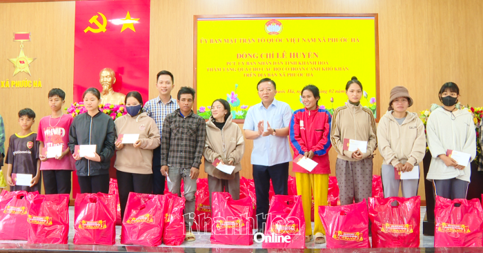 Lãnh đạo tỉnh thăm, tặng quà Tết cho người dân xã Phước Hà