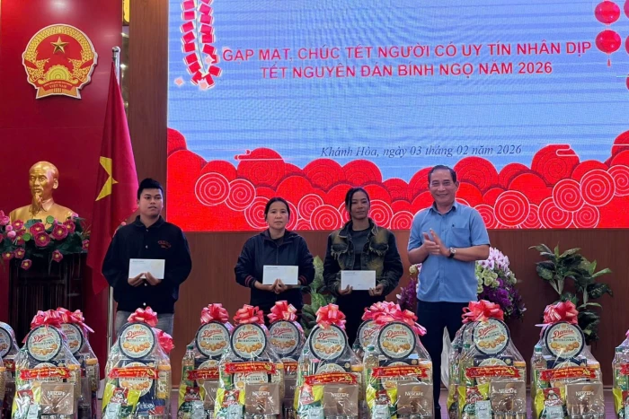 Sở Dân tộc và Tôn giáo phối hợp tặng quà Tết cho người có uy tín các xã khu vực Khánh Sơn