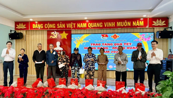 Sở Tài chính Khánh Hòa trao 32 suất quà Tết tại xã Vạn Thắng