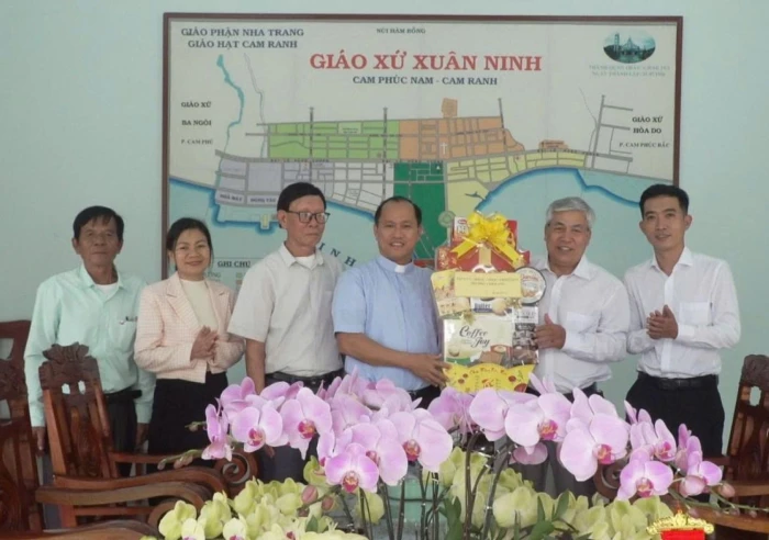 Phường Cam Ranh thăm, tặng quà các cơ sở tôn giáo nhân dịp Tết Nguyên đán