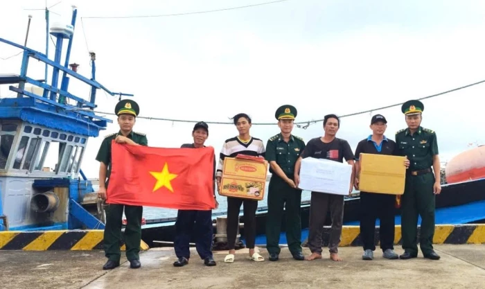 Đồn Biên phòng Trường Sa tặng quà cho ngư dân