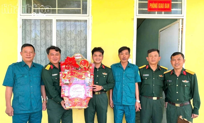 Bộ Chỉ huy Quân sự tỉnh tặng quà Tết Ban Chỉ huy Quân sự xã Tây Ninh Hòa