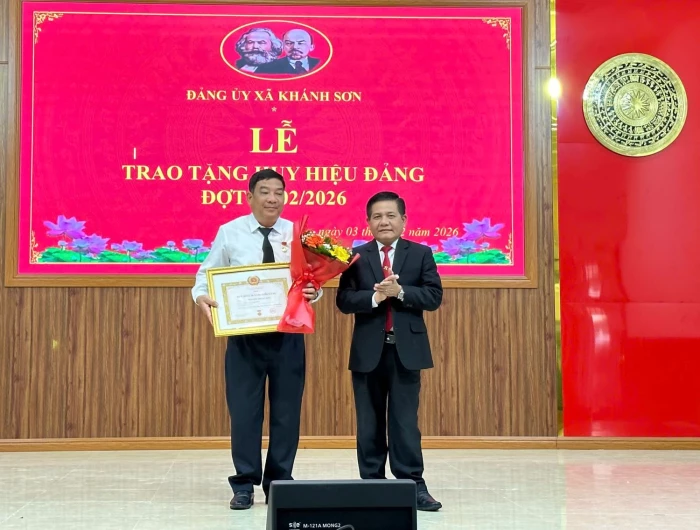 Đảng ủy xã Khánh Sơn gặp mặt kỷ niệm Ngày thành lập Đảng, trao Huy hiệu Đảng cho đảng viên