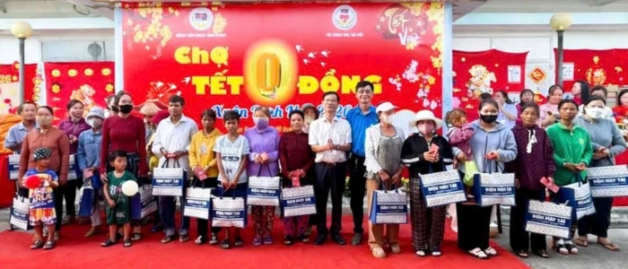 Bệnh viện Đa khoa khu vực Cam Ranh tổ chức phiên chợ Tết 0 đồng cho 120 bệnh nhân