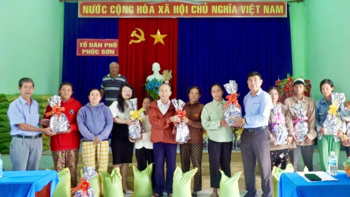 Trao 64 suất quà Tết cho đồng bào dân tộc thiểu số ở phường Cam Ranh