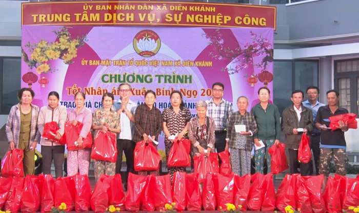 Mặt trận xã Diên Khánh tổ chức chương trình “Tết nhân ái - xuân Bính Ngọ 2026” trao 160 suất quà cho người dân