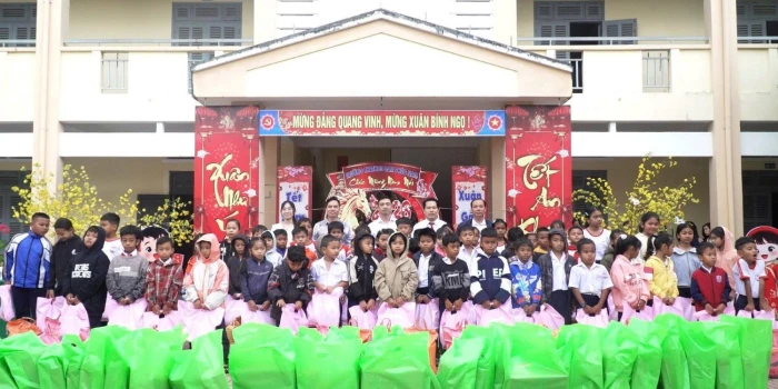 Trường Tiểu học và THCS Cam Phúc Nam trao 94 suất quà Tết cho học sinh có hoàn cảnh khó khăn