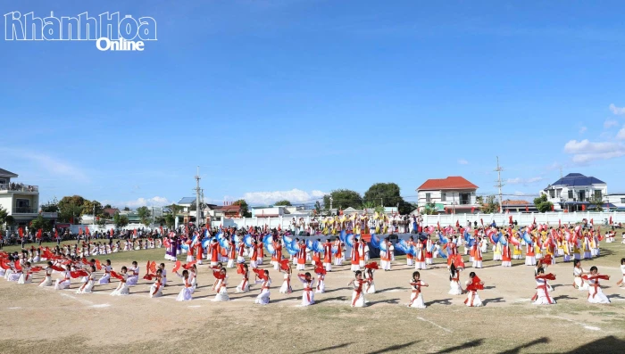 Rộn ràng chương trình đồng diễn múa sân chào mừng Tết Ramưwan năm 2026 tại xã Thuận Nam