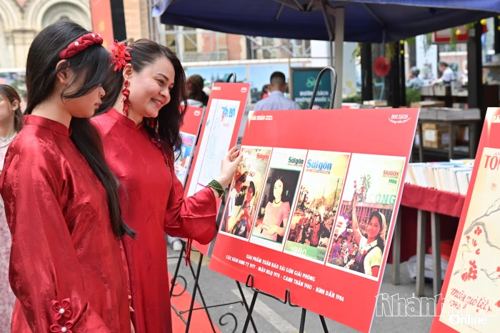 Xem triển lãm báo xuân xưa và nay