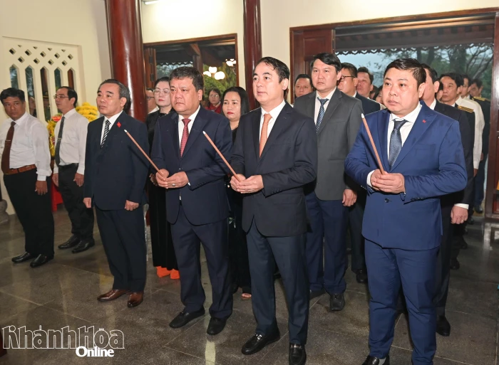 Lãnh đạo tỉnh Khánh Hòa đặt vòng hoa, dâng hương viếng Nghĩa trang liệt sĩ Hòn Dung