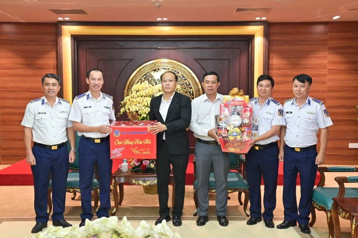 Phó Bí thư Tỉnh ủy Nguyễn Khắc Hà tiếp đoàn Bộ Tư lệnh Vùng Cảnh sát biển 3 đến chúc Tết