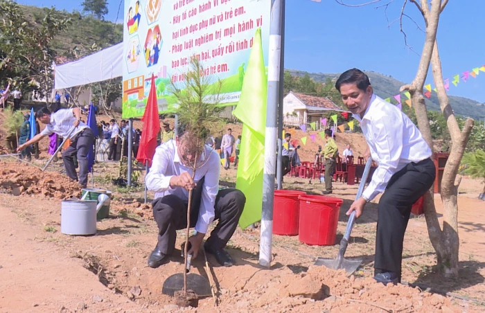 Xã Đông Khánh Sơn trồng 300 cây thông hưởng ứng "Tết trồng cây đời đời nhớ ơn Bác Hồ”
