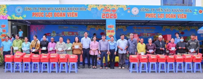 Trao 100 suất quà Tết cho hộ nghèo xã Nam Cam Ranh