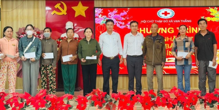 Mặt trận xã Vạn Thắng trao 150 suất quà Tết cho hộ dân có hoàn cảnh khó khăn