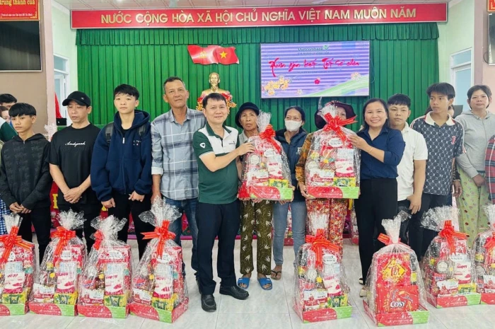 Vietcombank Khánh Hòa tặng quà Tết cho 100 hộ có hoàn cảnh khó khăn ở xã Vạn Thắng