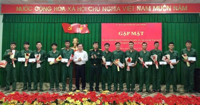 Xã Vạn Thắng gặp mặt, tặng quà Tết cho 46 quân nhân xuất ngũ năm 2026