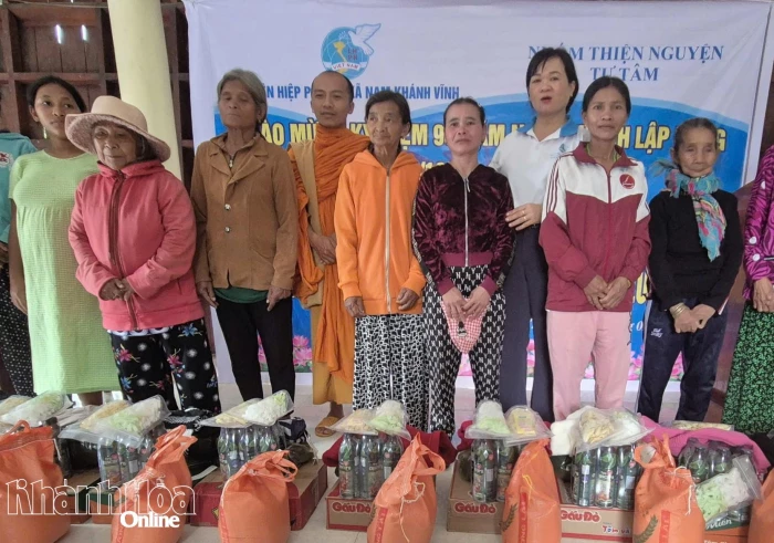 Tặng quà Tết cho phụ nữ yếu thế, trẻ em nghèo xã Nam Khánh Vĩnh