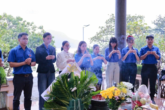 Đảng viên, học sinh, sinh viên Trường Cao đẳng Du lịch Nha Trang tìm hiểu lịch sử tại Địa điểm lưu niệm Tàu C235