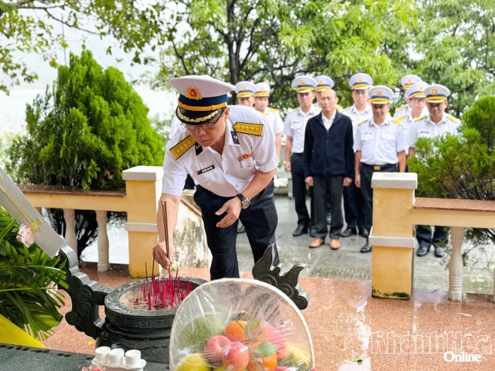 Học viện Hải Quân dâng hương tại Địa điểm lưu niệm Tàu C235 và trao quà cho gia đình chính sách phường Đông Ninh Hòa