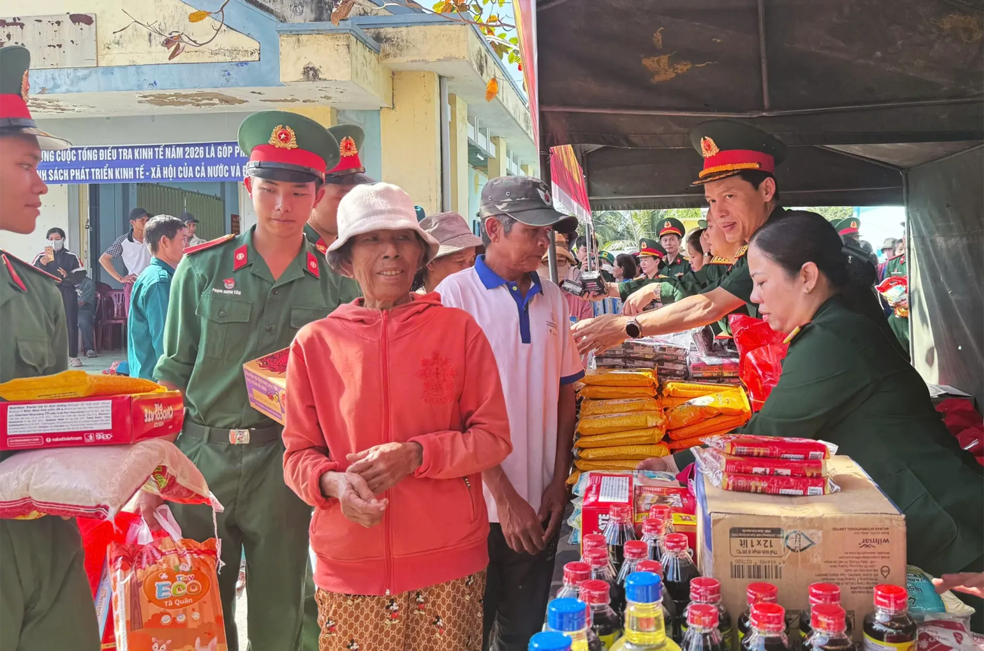 Tổ chức chương trình "Phiên chợ 0 đồng - Ấm tình quân dân" tại xã Tây Ninh Hòa