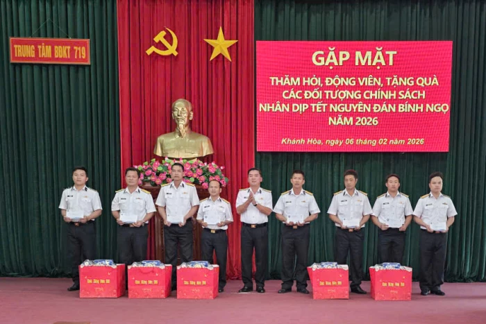 Trung tâm Bảo đảm kỹ thuật 719 trao quà cho cán bộ, quân nhân là thương binh, có hoàn cảnh khó khăn