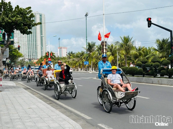 2.500 du khách tàu biển đến Khánh Hòa trong ngày giáp Tết
