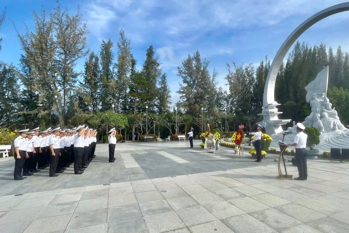 Lữ đoàn 162 dâng hương tại Khu tưởng niệm chiến sĩ Gạc Ma và Đài tưởng niệm liệt sĩ tù chính trị Cam Ranh