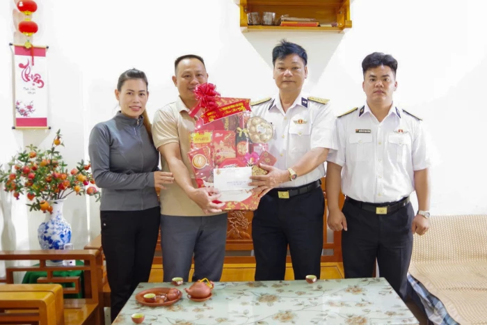 Lữ đoàn 685 tặng quà Tết cho gia đình quân nhân có hoàn cảnh khó khăn