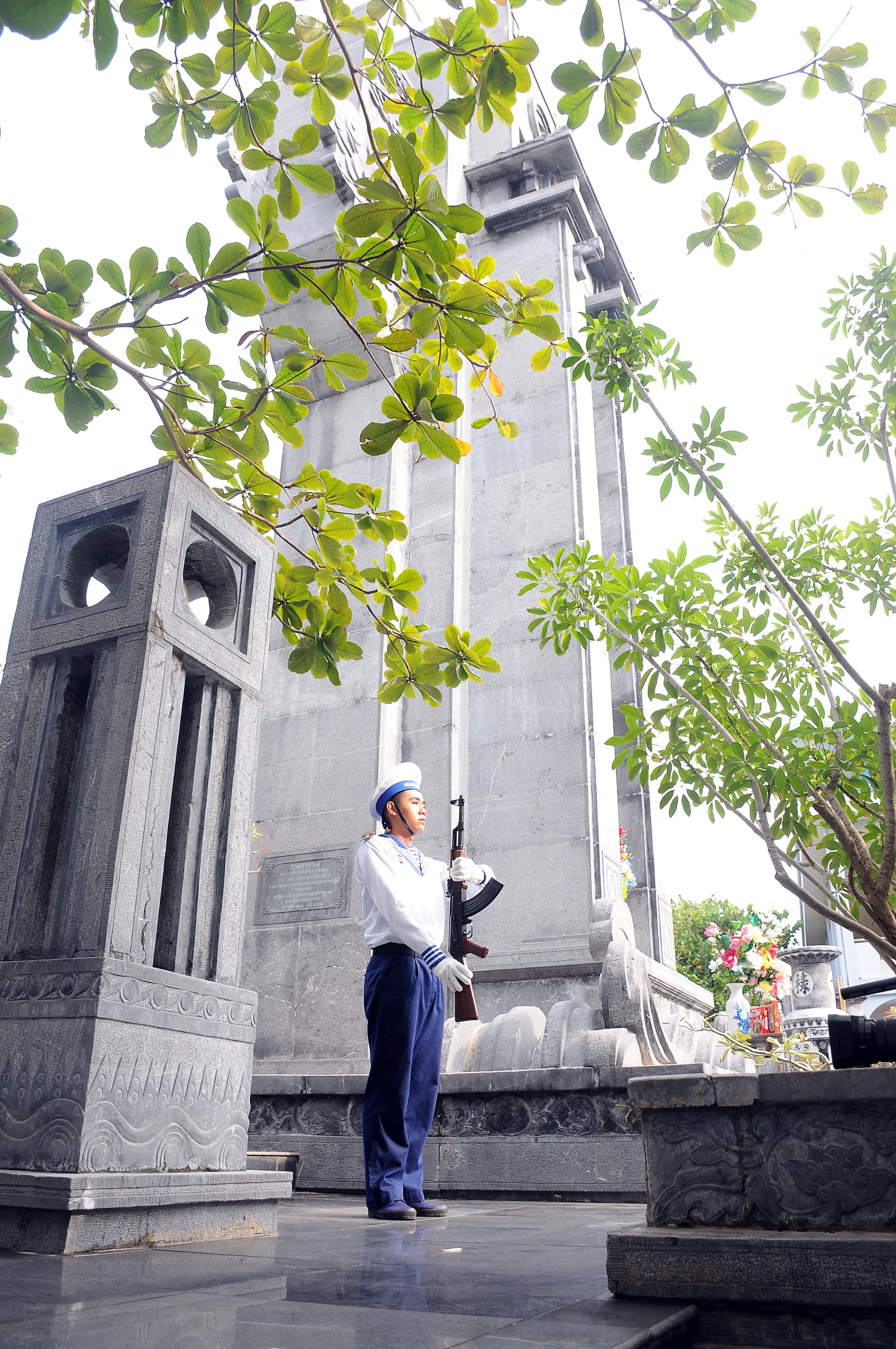 Cây xanh che cho bộ đội khi trực canh ở Đài tưởng niệm các anh hùng liệt sĩ.