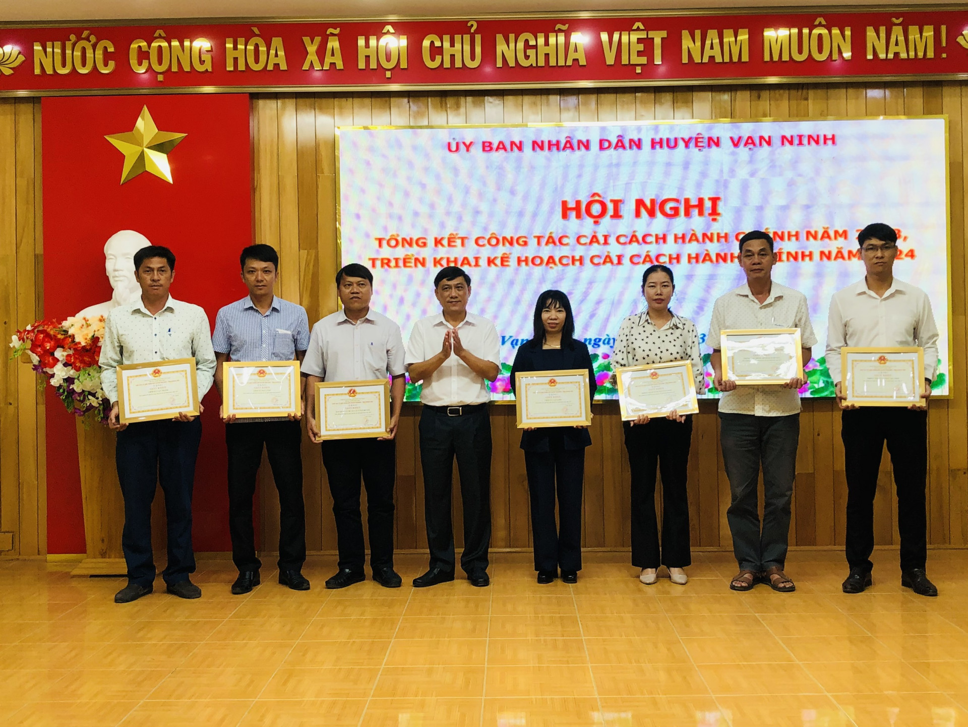 UBND huyện khen thưởng cho 7 tập thể xuất sắc.