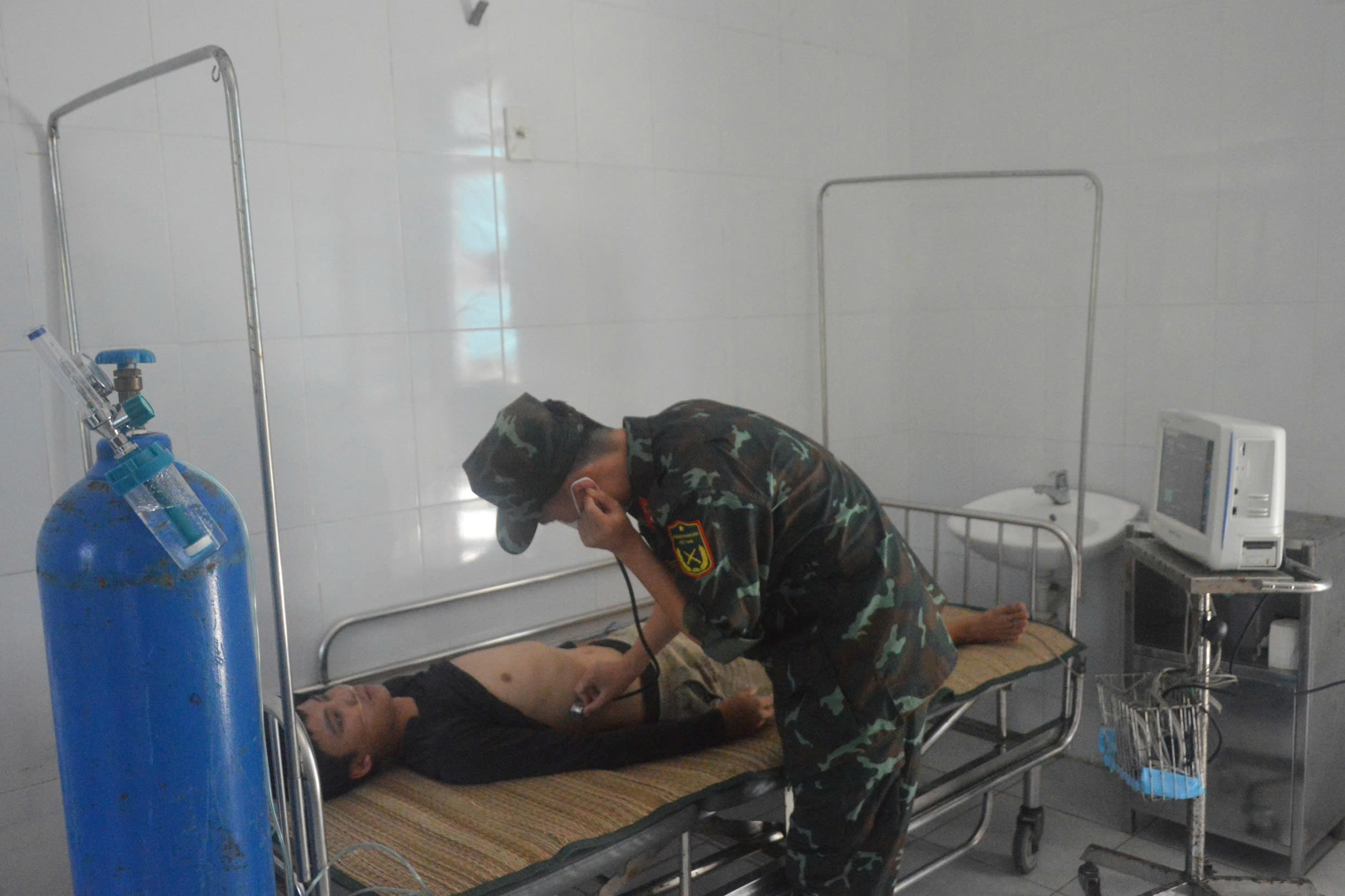 Bệnh xá đảo Song Tử Tây cấp cứu ngư dân bị viêm phổi