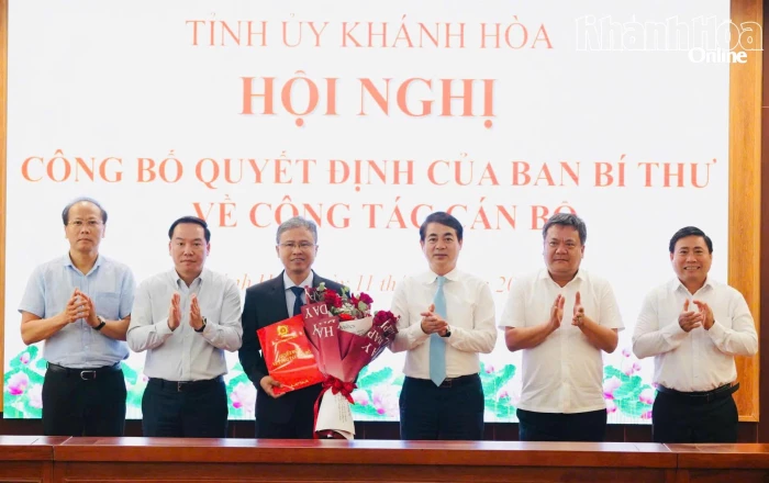 Trao quyết định của Ban Bí thư chuẩn y Phó Chủ tịch UBND tỉnh Trần Hòa Nam tham gia Ban Thường vụ Tỉnh ủy Khánh Hòa