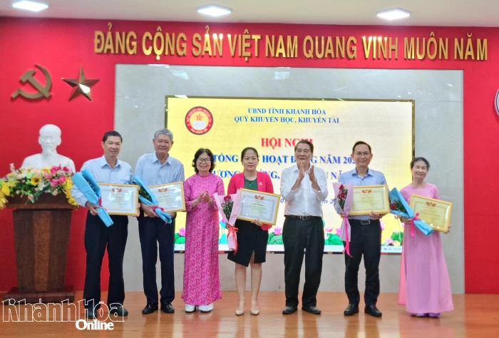 Năm 2025, Quỹ Khuyến học, khuyến tài Khánh Hòa trao gần 3 tỷ đồng hỗ trợ học sinh, sinh viên