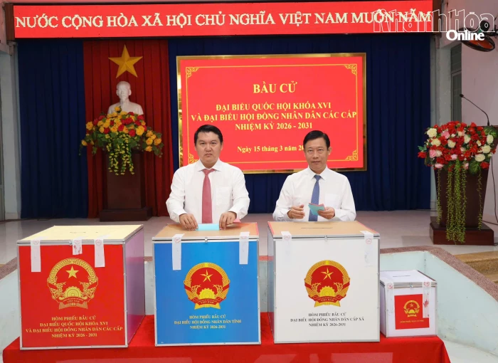 Trưởng Ban Tổ chức Tỉnh ủy Lương Đức Hải dự lễ khai mạc bầu cử và bỏ phiếu tại xã Cam Lâm