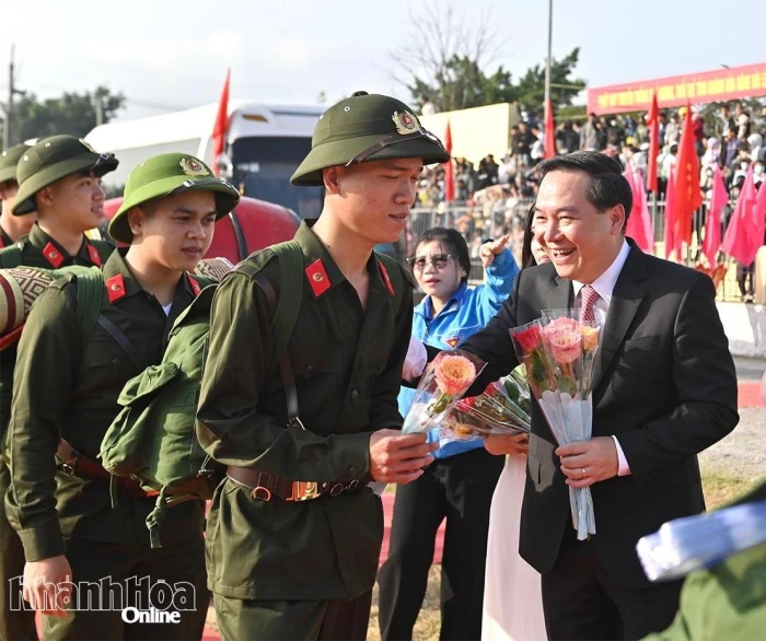 Phó Bí thư Thường trực Tỉnh ủy Hồ Xuân Trường dự lễ giao nhận quân tại điểm giao nhận quân số 2