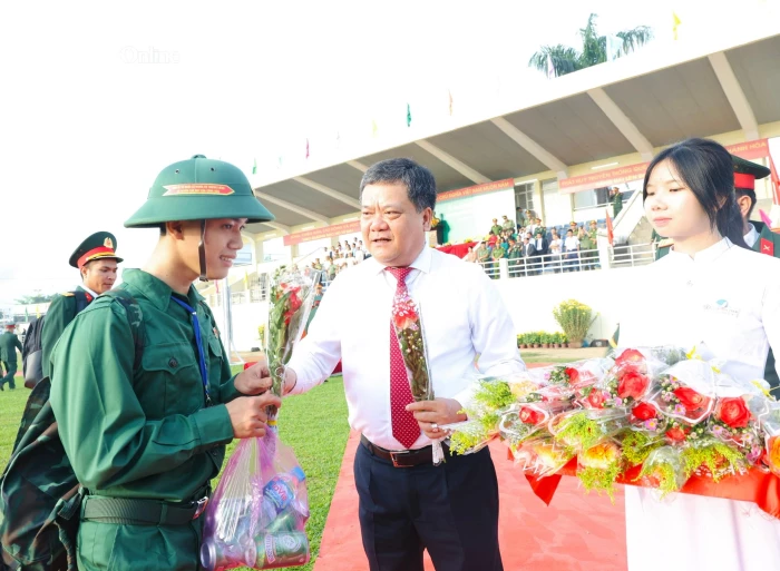 Chủ tịch UBND tỉnh Khánh Hòa Trần Phong dự lễ giao nhận quân tại điểm giao nhận quân số 4