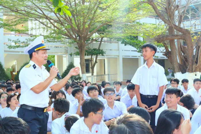 Học viện Hải quân tuyên truyền về biển, đảo cho hơn 1.000 học sinh, giáo viên