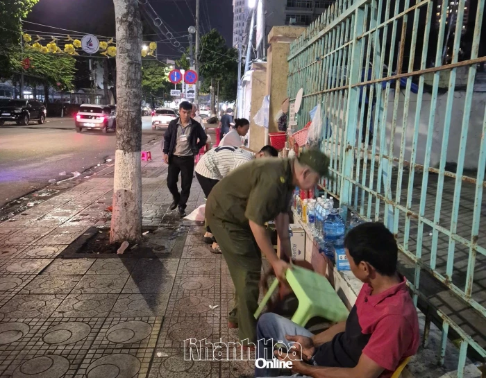 Phường Nha Trang tiếp tục ra quân xử lý tình trạng lấn chiếm lòng đường, vỉa hè