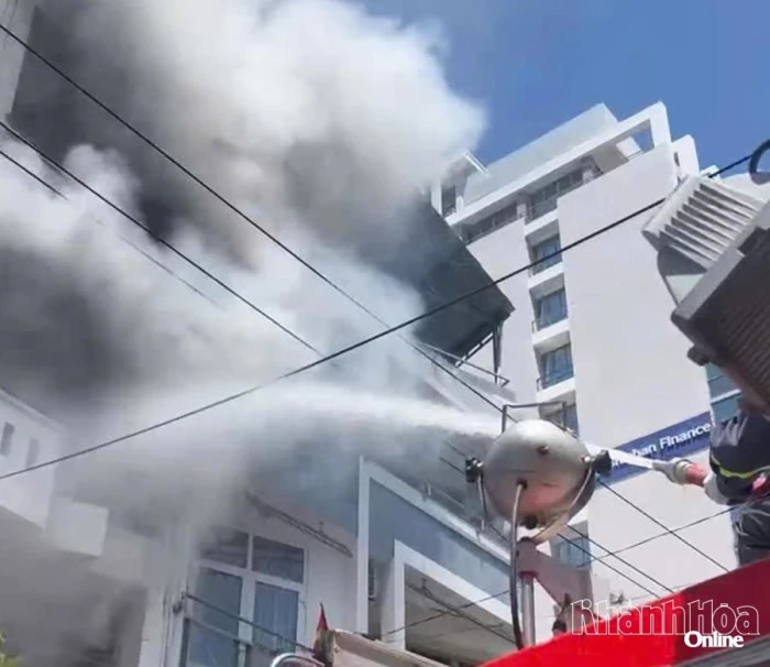 Thành viên lực lượng bảo vệ an ninh trật tự dũng cảm cõng cụ già thoát khỏi đám cháy