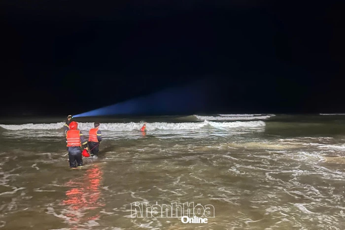 Khẩn trương tìm kiếm nam thanh niên tắm biển bị sóng cuốn mất tích
