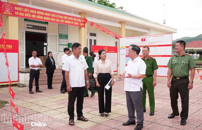 Giám đốc Công an tỉnh Nguyễn Hữu Phước kiểm tra công tác chuẩn bị bầu cử tại xã Đông Khánh Sơn