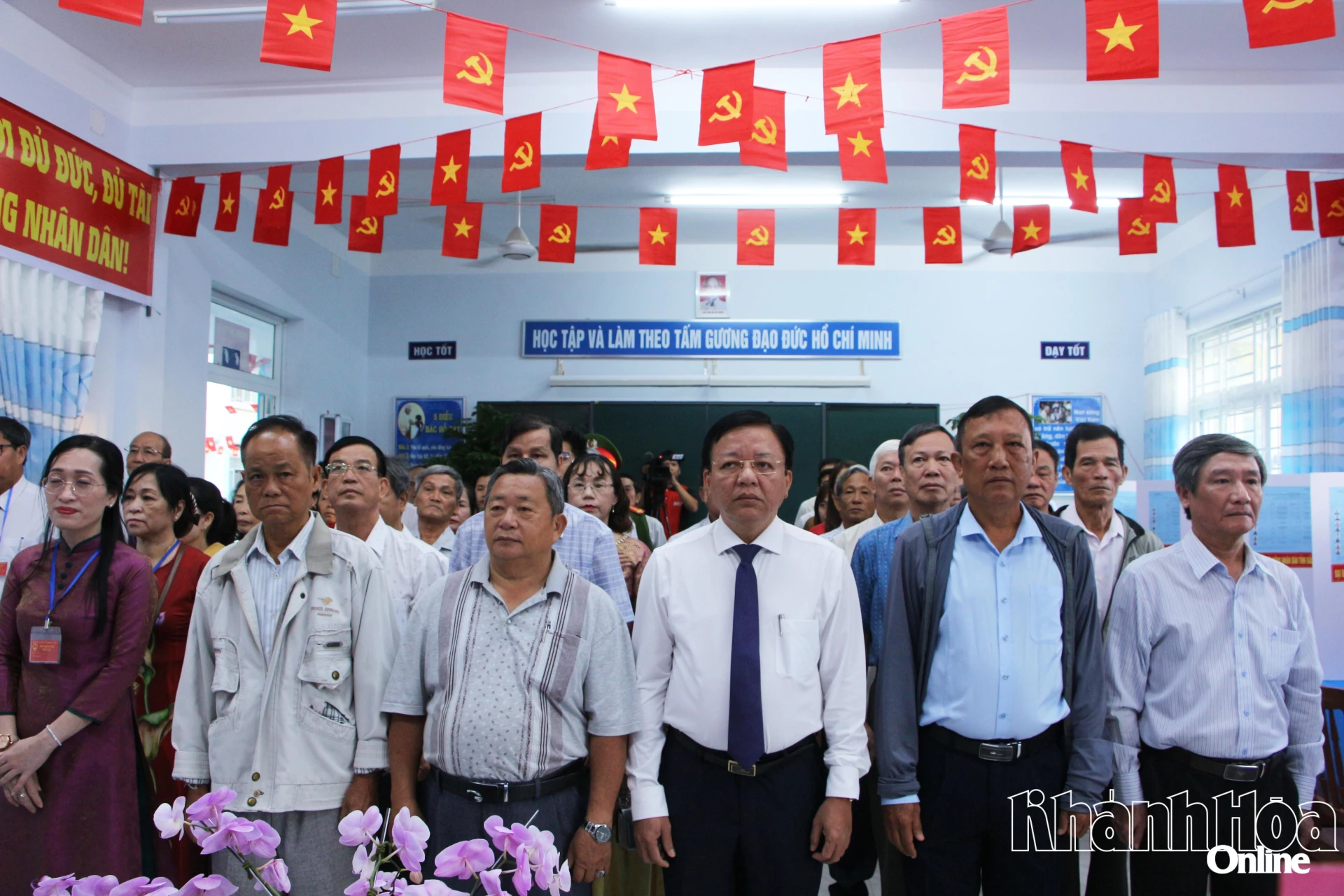 Phó Chủ tịch UBND tỉnh Lê Huyền tham gia bầu cử tại Khu vực bỏ phiếu số 14, phường Phan Rang